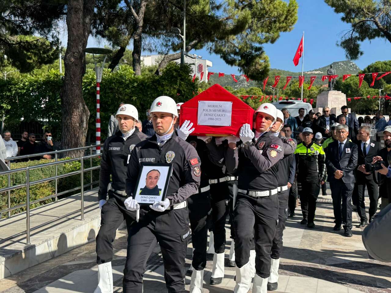 Muğla Emniyetinde Hüzün: Trafik Polisi Deniz Çakıcı Son Yolculuğuna Uğurlandı 11